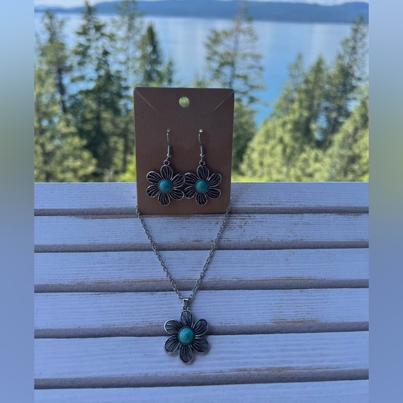 🌸🌺🌻New Summer Boho Flower Faux Turquoise Silver toned Necklace and earring set - Picture 8 of 8
